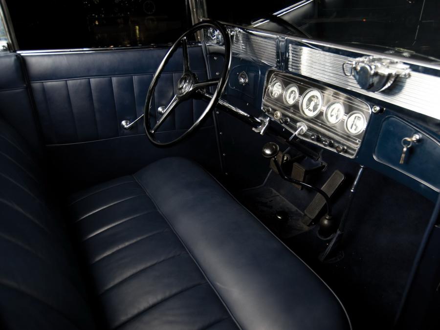 Интерьер Auburn 12-165 Salon Phaeton Sedan 1933 года  (фото 6 из 21)
